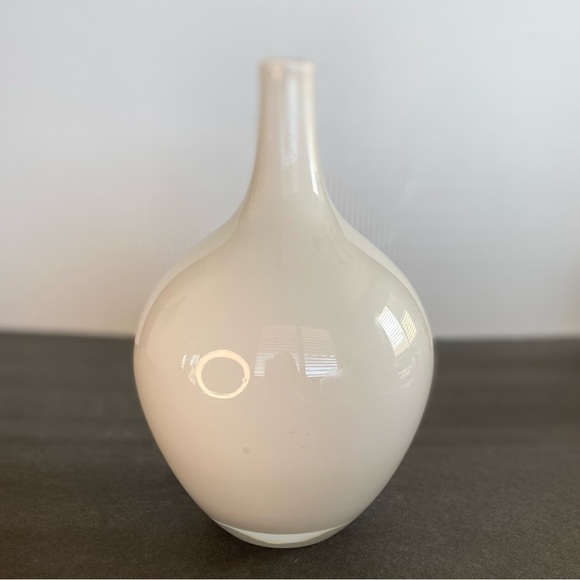 IKEA MODERNIST WHITE VASE HAND BLOWN GLASS 21802 BEAUTIFUL PIECE 8” - Picture 2 of 7